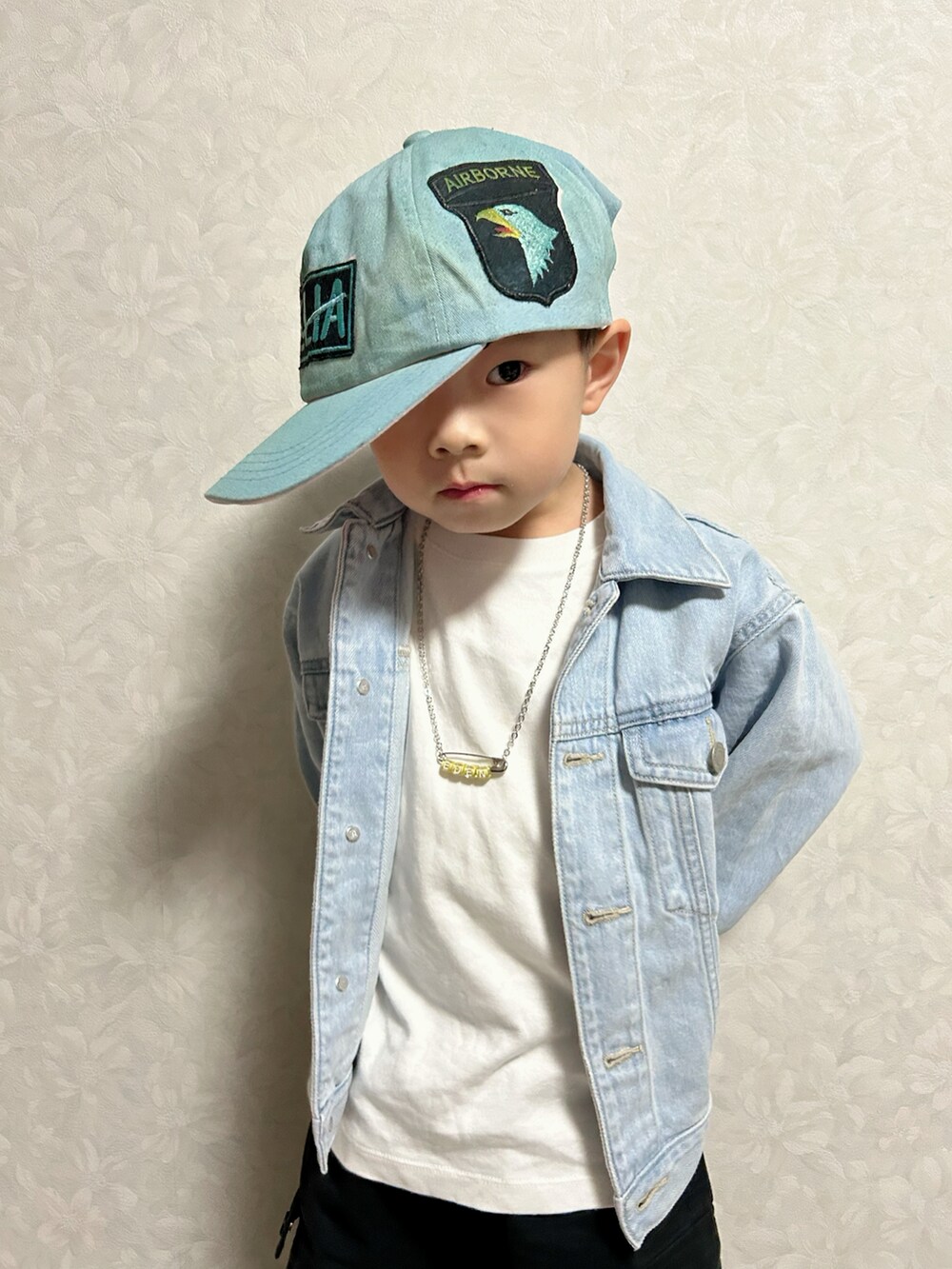 ホワイト系のTシャツ/カットソー、ブルー系のデニムジャケット、ブラック系のカーゴパンツを着用したキッズの冬コーディネートの5枚目の写真