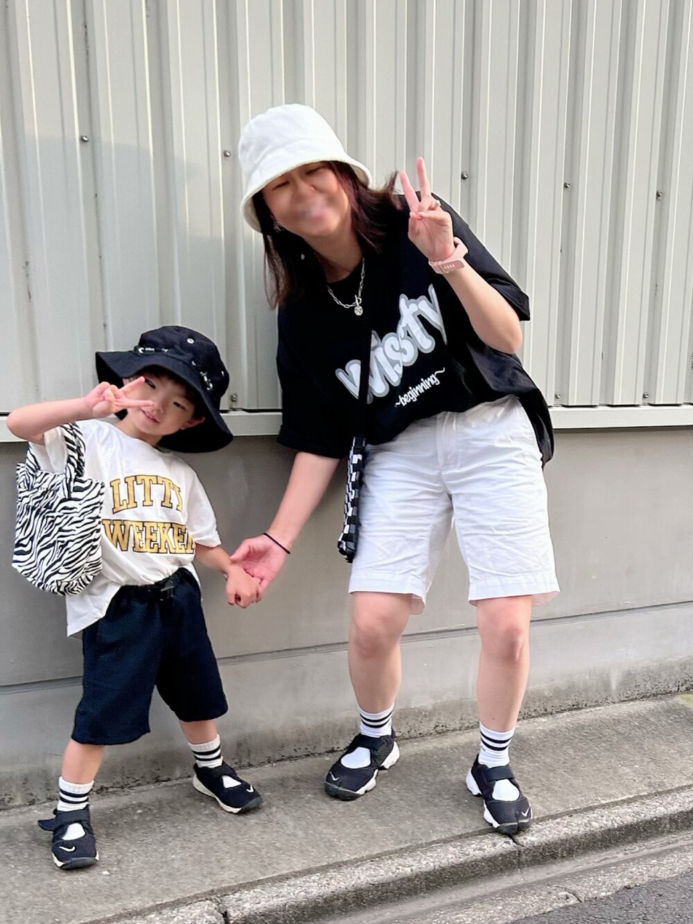 ブラック系のTシャツ/カットソー、ホワイト系のその他パンツ、ブラック系のサンダルを着用したキッズの夏コーディネートの2枚目の写真