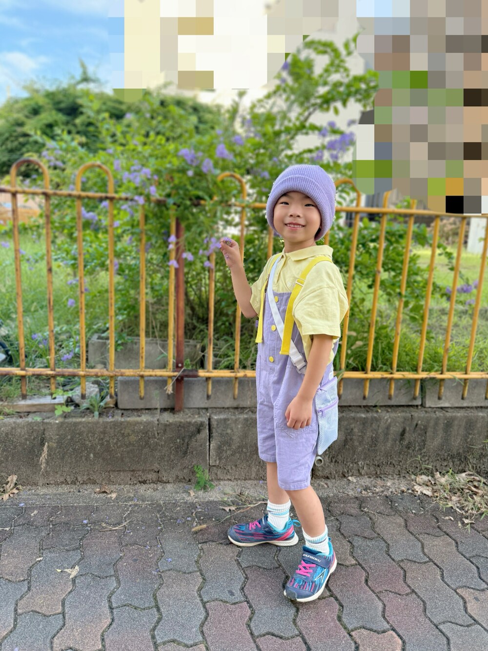 ブルー系のスニーカー、イエロー系のポロシャツ、パープル系のサロペット/オーバーオールを着用したキッズの秋コーディネートの2枚目の写真