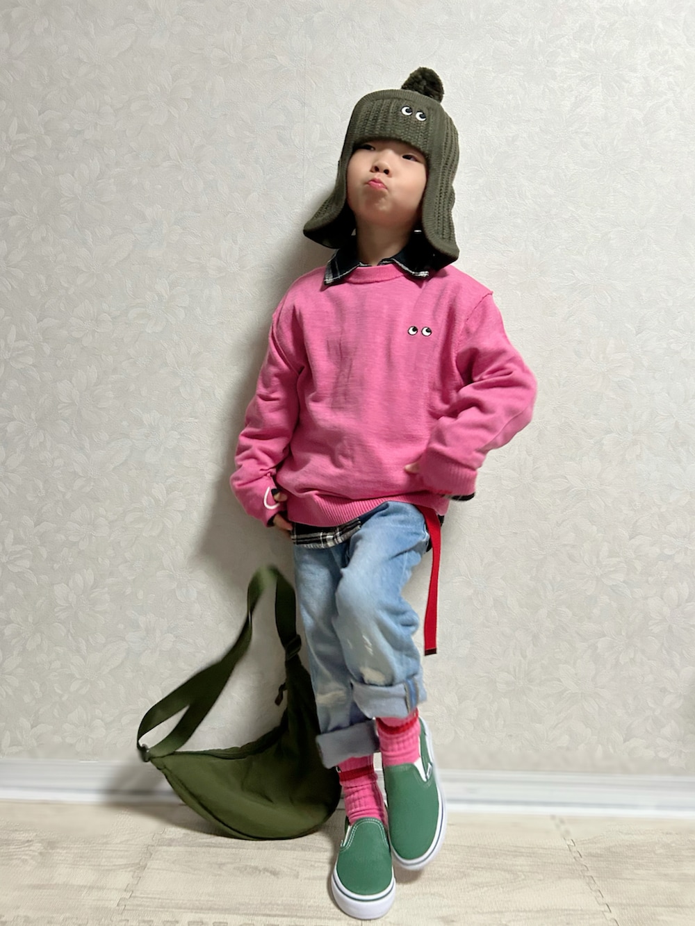 ピンク系のニット/セーター、ブラック系のシャツ/ブラウス、グリーン系のショルダーバッグを着用したキッズの秋コーディネートの4枚目の写真