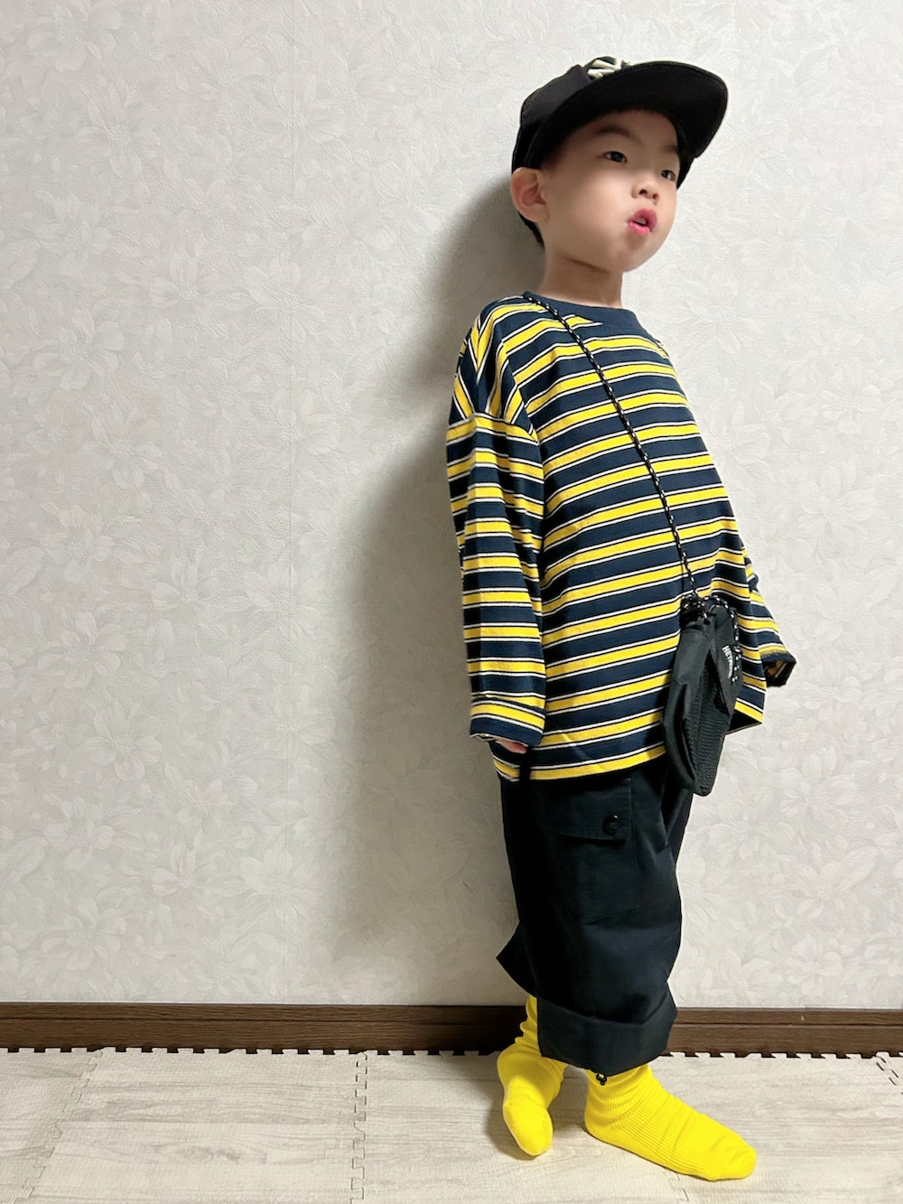 ブルー系のTシャツ/カットソー、ブラック系のカーゴパンツ、ブラック系のスニーカーを着用したキッズの秋コーディネートの4枚目の写真