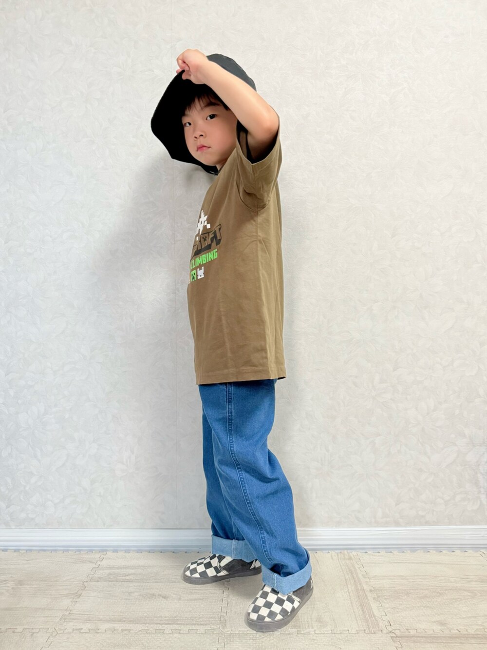 その他のスリッポン、ブラウン系のTシャツ/カットソー、ブルー系のデニムパンツを着用したキッズの夏コーディネートの3枚目の写真