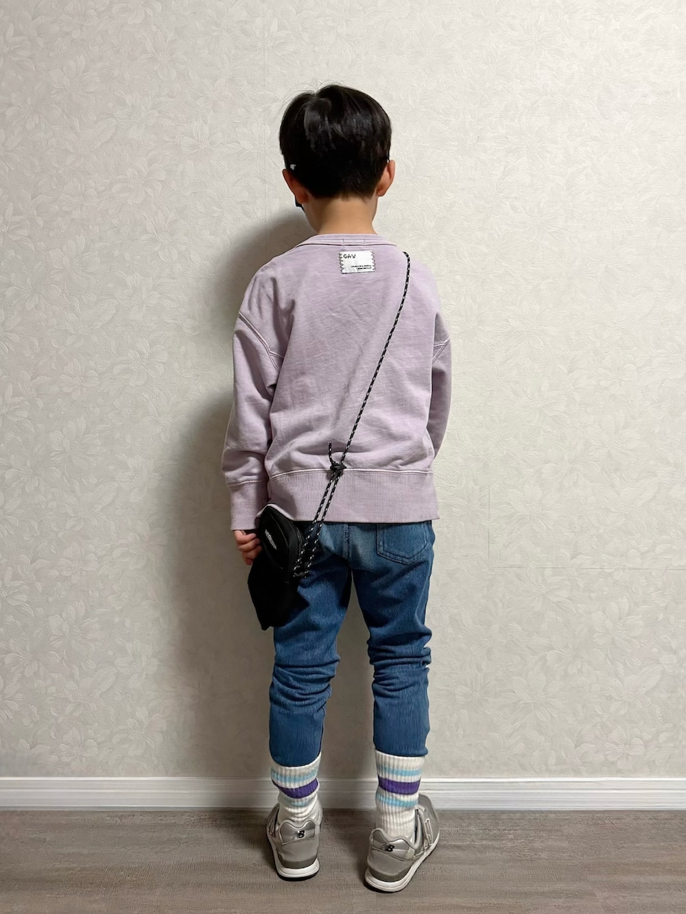 ブルー系のデニムパンツ、パープル系のスウェット、グレー系のスニーカーを着用したキッズの春コーディネートの5枚目の写真