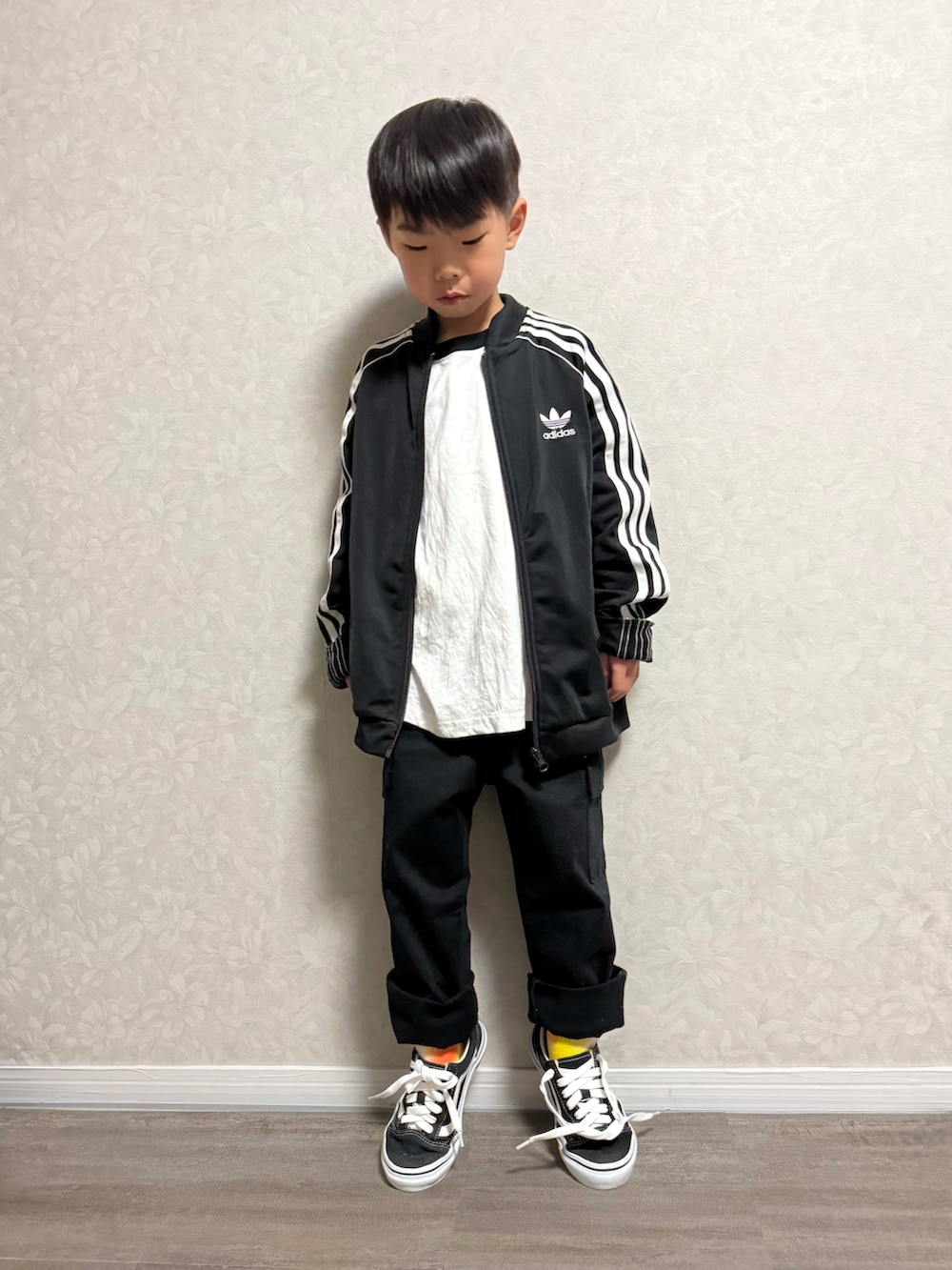 ホワイト系のTシャツ/カットソー、ブラック系のジャージ、ブラック系のスニーカーを着用したキッズの春コーディネートの4枚目の写真