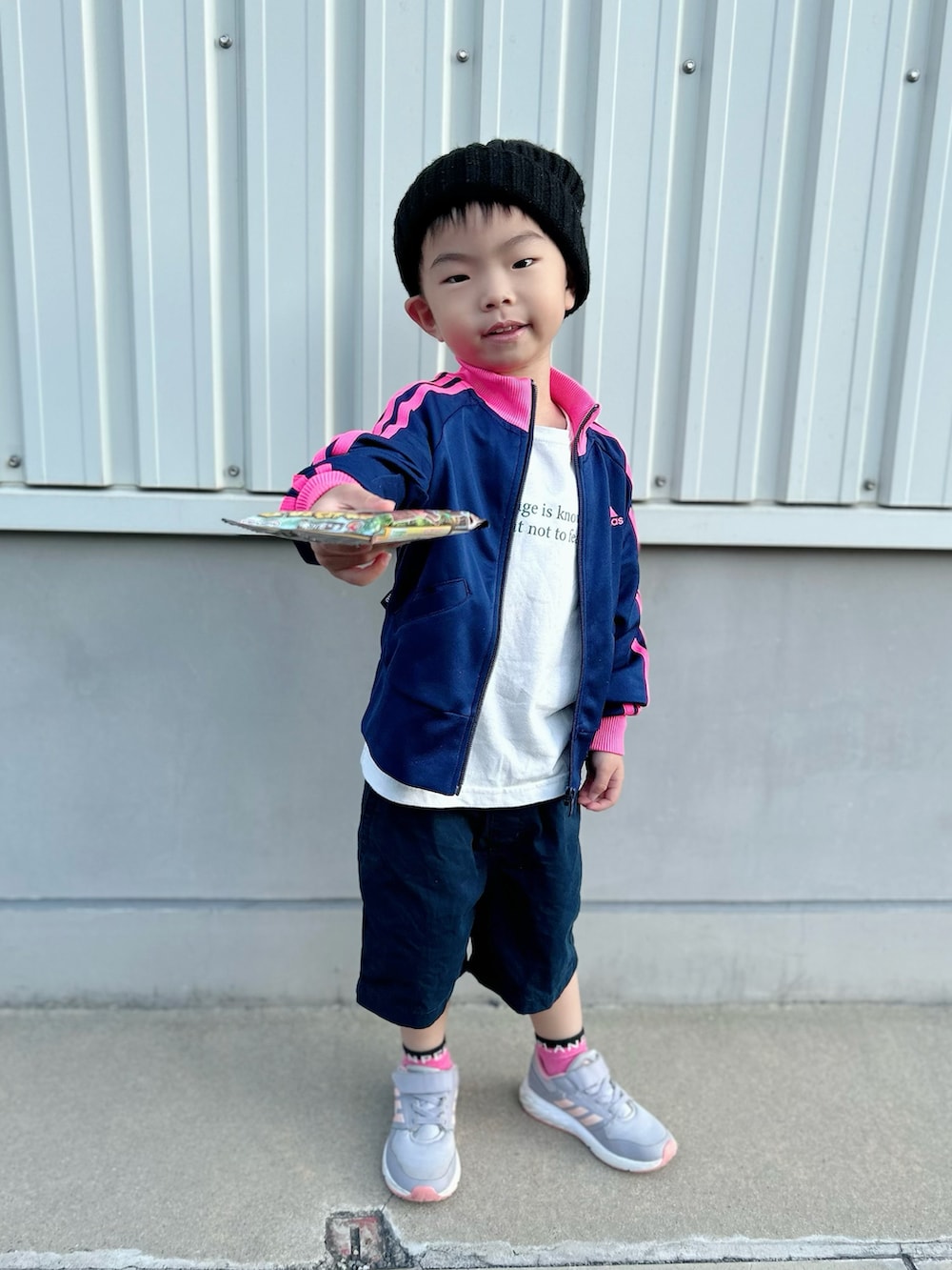 ホワイト系のTシャツ/カットソー、ブルー系のジャージ、ブルー系のその他パンツを着用したキッズの秋コーディネートの3枚目の写真