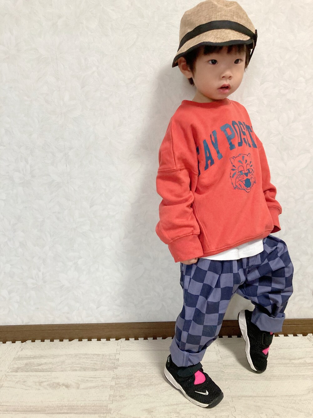 ブルー系のパンツ、レッド系のスウェット、ブラック系のスニーカーを着用したキッズの秋コーディネートの5枚目の写真