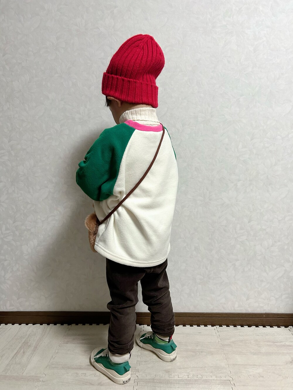 その他のTシャツ/カットソー、ホワイト系のニット/セーター、グリーン系のスニーカーを着用したキッズの冬コーディネートの5枚目の写真