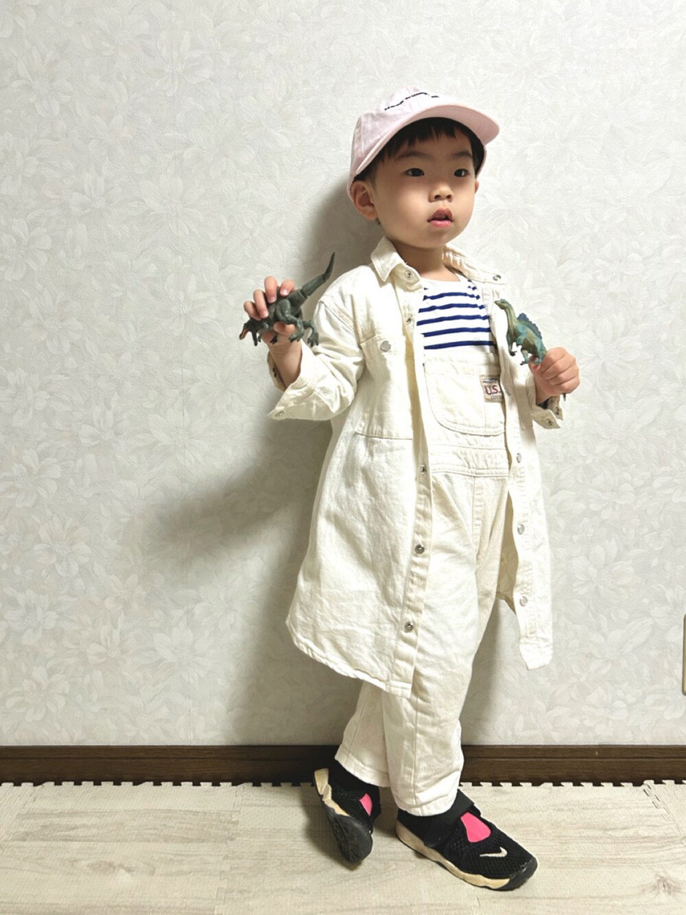 ブルー系のTシャツ/カットソー、ホワイト系のワンピース、ホワイト系のサロペット/オーバーオールを着用したキッズの春コーディネートの4枚目の写真