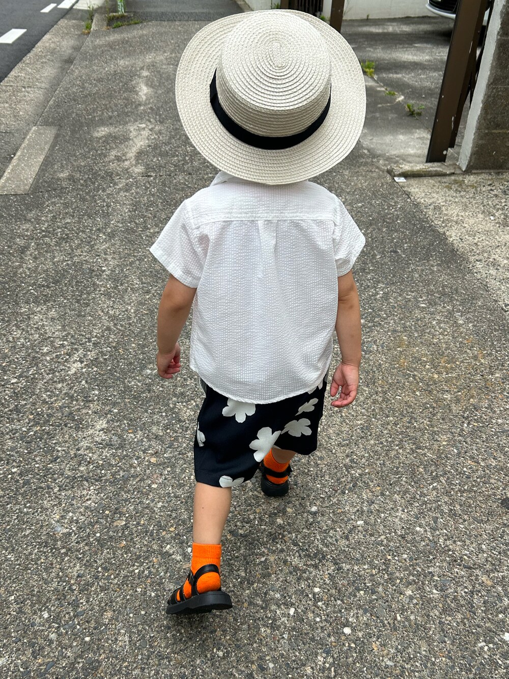 ホワイト系のタンクトップ、ホワイト系のシャツ/ブラウス、ブラック系のその他パンツを着用したキッズの春コーディネートの4枚目の写真