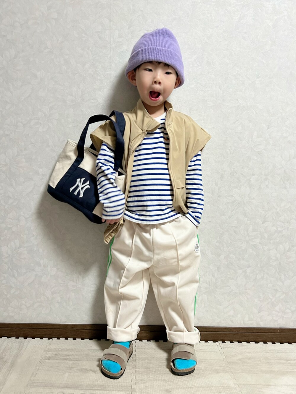 ブルー系のTシャツ/カットソー、ベージュ系のベスト、ホワイト系のその他パンツを着用したキッズの春コーディネートの5枚目の写真