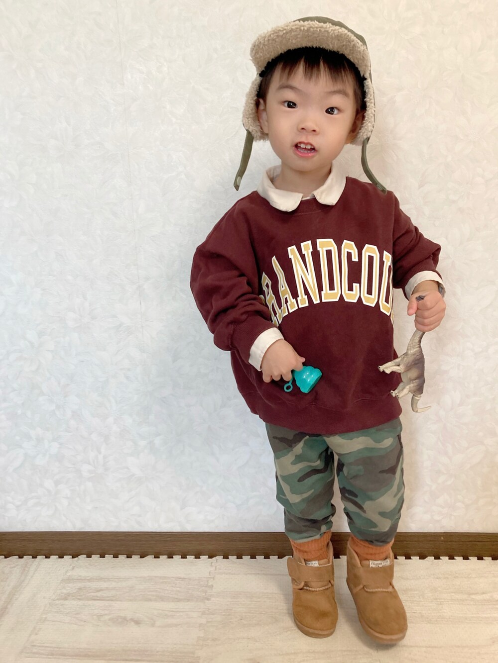 ホワイト系のシャツ/ブラウス、ブラウン系のスウェット、その他のスウェットパンツを着用したキッズの秋コーディネートの2枚目の写真