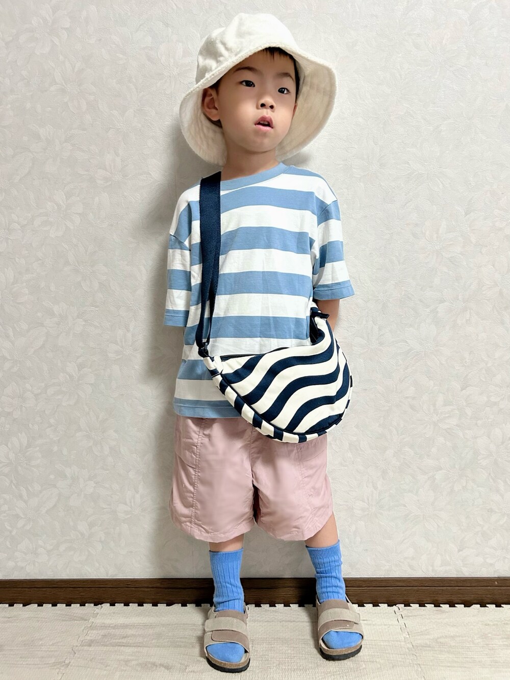 ブルー系のTシャツ/カットソー、ホワイト系のショルダーバッグ、ピンク系のパンツを着用したキッズの夏コーディネートの2枚目の写真