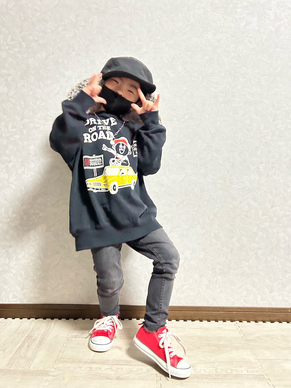 ブルー系のその他アウター、グリーン系のTシャツ/カットソー、グレー系のTシャツ/カットソーを着用したキッズの冬コーディネートの3枚目の写真