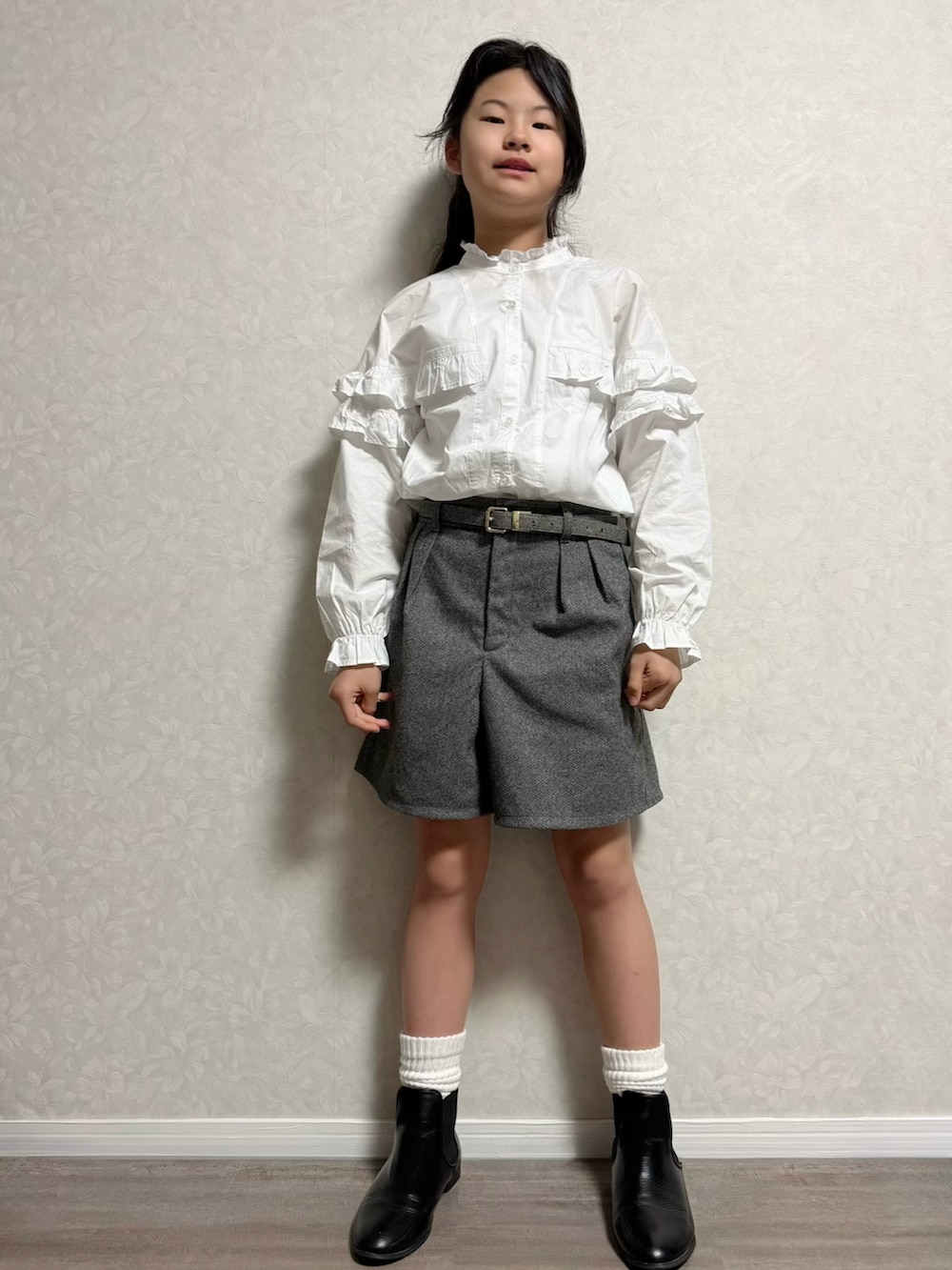 ブラック系のブーツ、ホワイト系のシャツ/ブラウス、ブラック系のドレスシューズを着用したキッズの春コーディネートの2枚目の写真