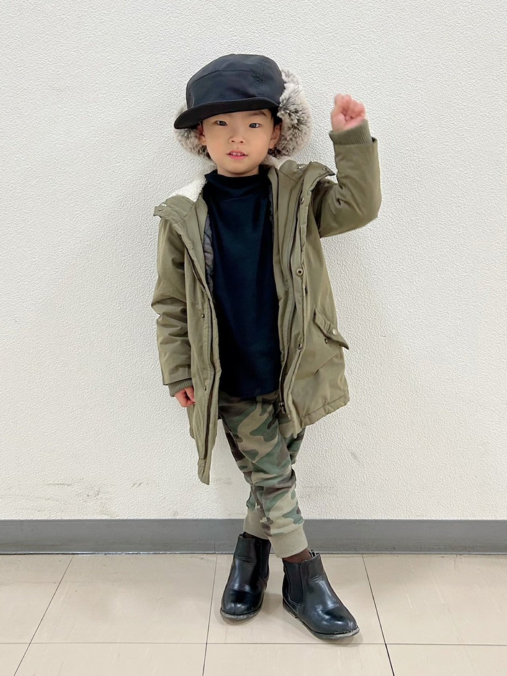 ブラック系のTシャツ/カットソー、グリーン系のモッズコート、その他のスウェットパンツを着用したキッズの秋コーディネートの3枚目の写真