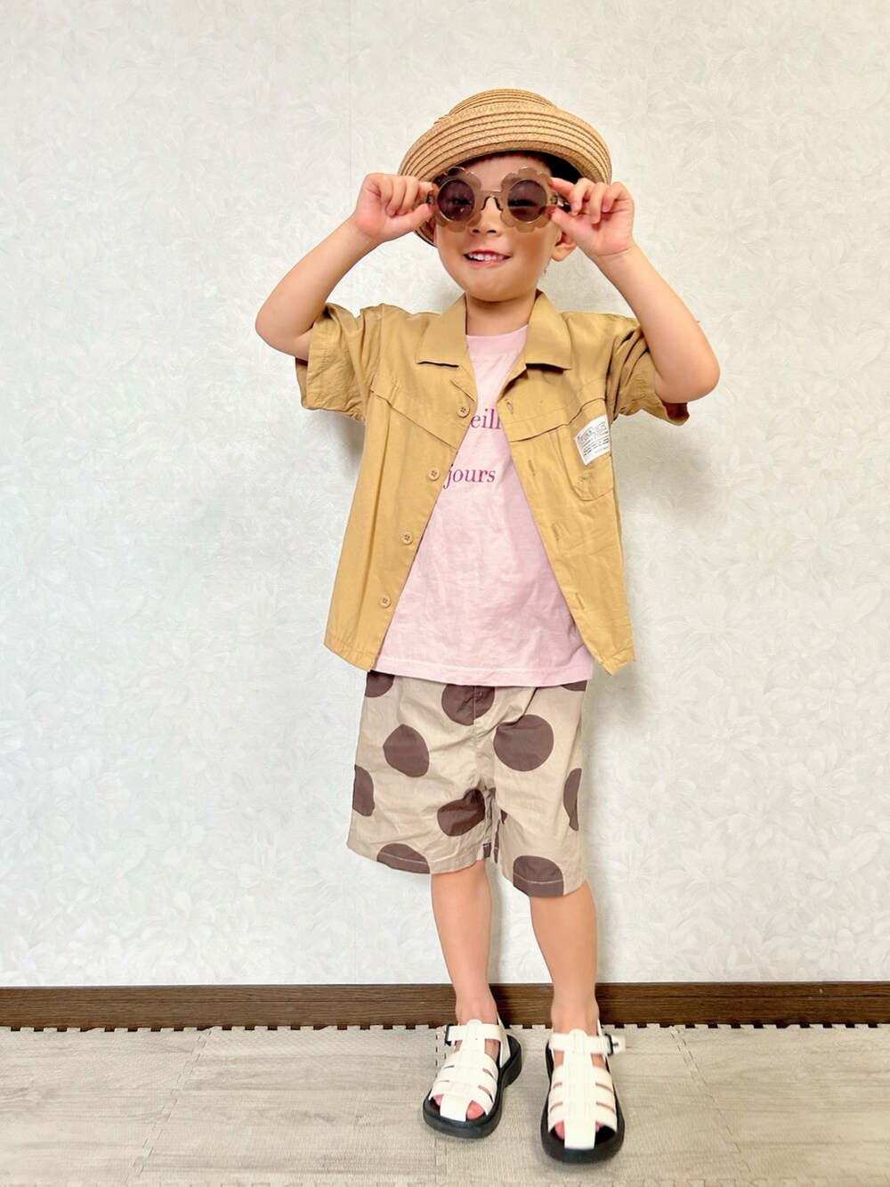 ピンク系のTシャツ/カットソー、イエロー系のシャツ/ブラウス、ホワイト系のサンダルを着用したキッズの夏コーディネートの2枚目の写真