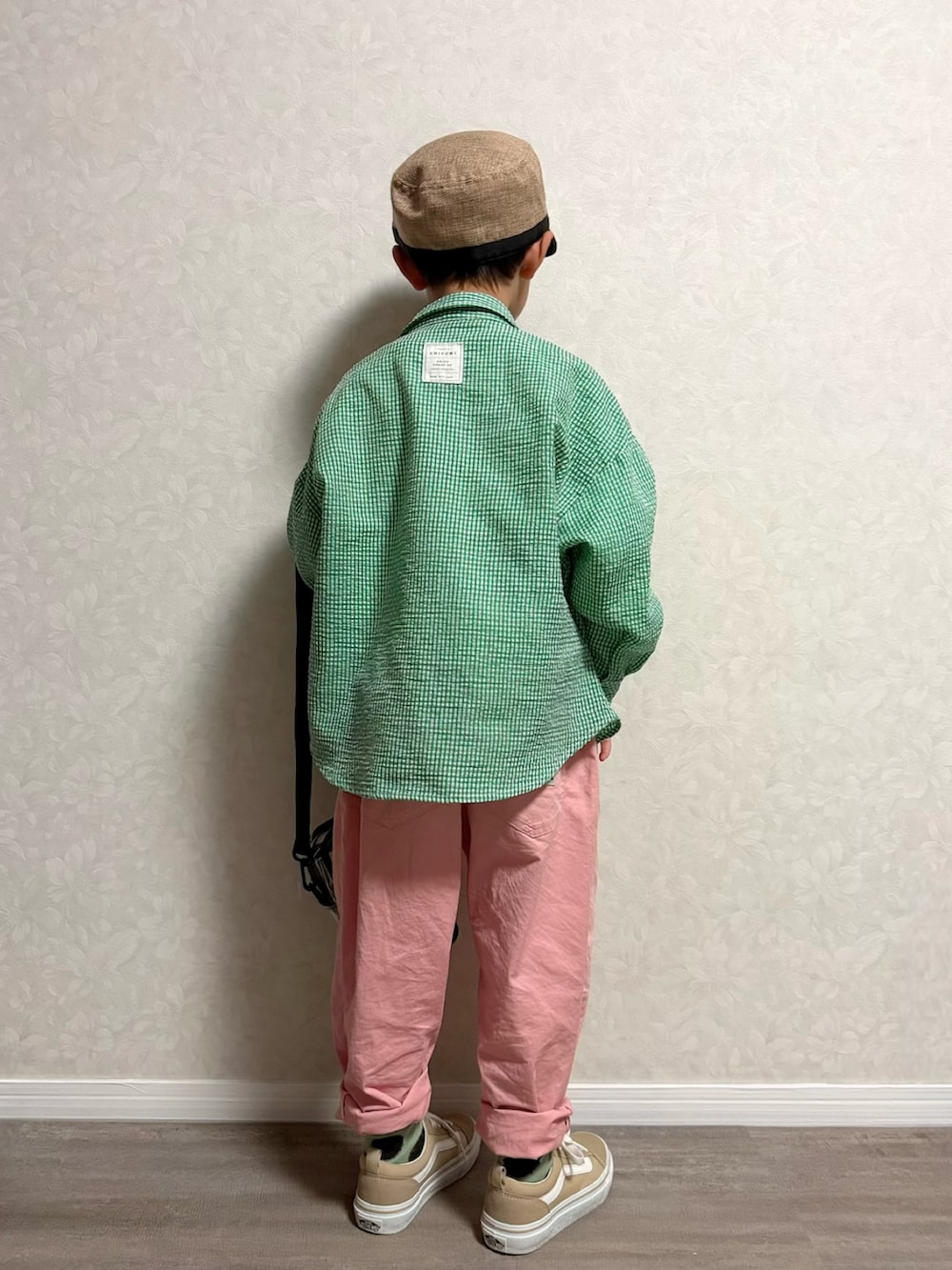 ピンク系のその他パンツ、ベージュ系のスニーカー、グリーン系のシャツ/ブラウスを着用したキッズの春コーディネートの5枚目の写真