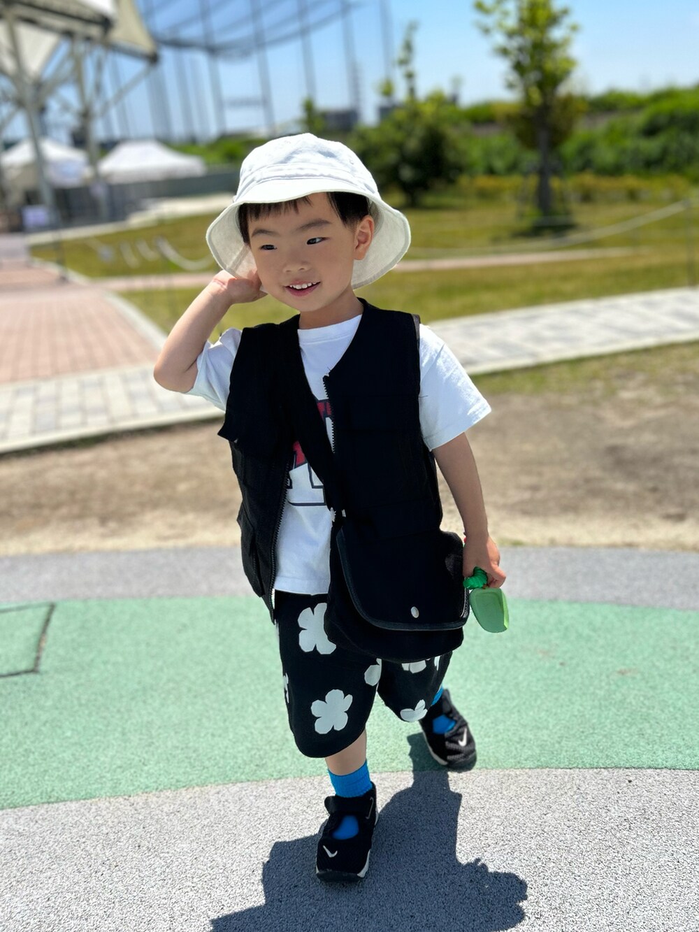 ホワイト系のTシャツ/カットソー、ブラック系のベスト、ブラック系のその他パンツを着用したキッズの春コーディネートの2枚目の写真