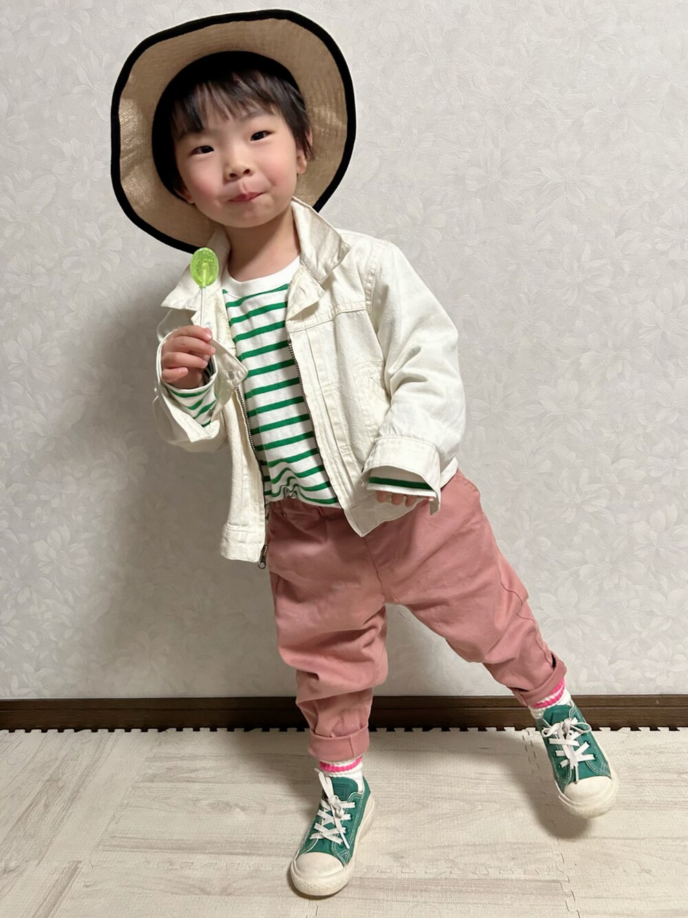 グリーン系のTシャツ/カットソー、ホワイト系のデニムジャケット、ピンク系のチノパンツを着用したキッズの春コーディネートの2枚目の写真
