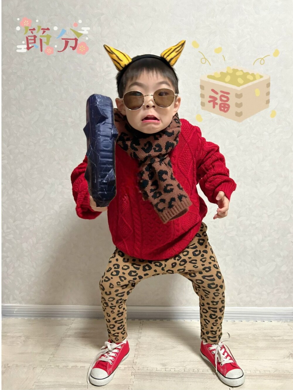 ブラック系のTシャツ/カットソー、レッド系のニット/セーター、ブラウン系のショルダーバッグを着用したキッズの冬コーディネートの4枚目の写真