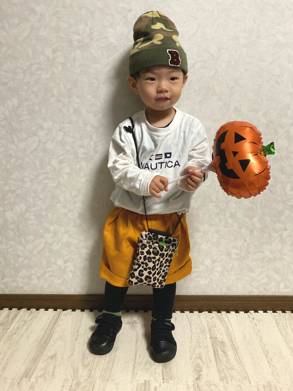 ホワイト系のTシャツ/カットソー、ブルー系のTシャツ/カットソー、イエロー系のその他パンツを着用したキッズの秋コーディネートの4枚目の写真