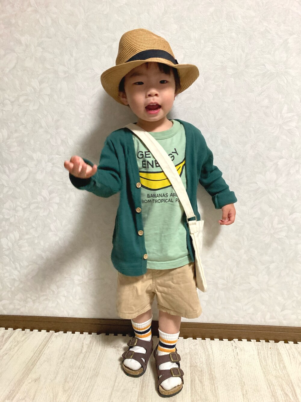 グリーン系のカーディガン/ボレロ、グリーン系のTシャツ/カットソー、ベージュ系のパンツを着用したキッズの春コーディネートの4枚目の写真