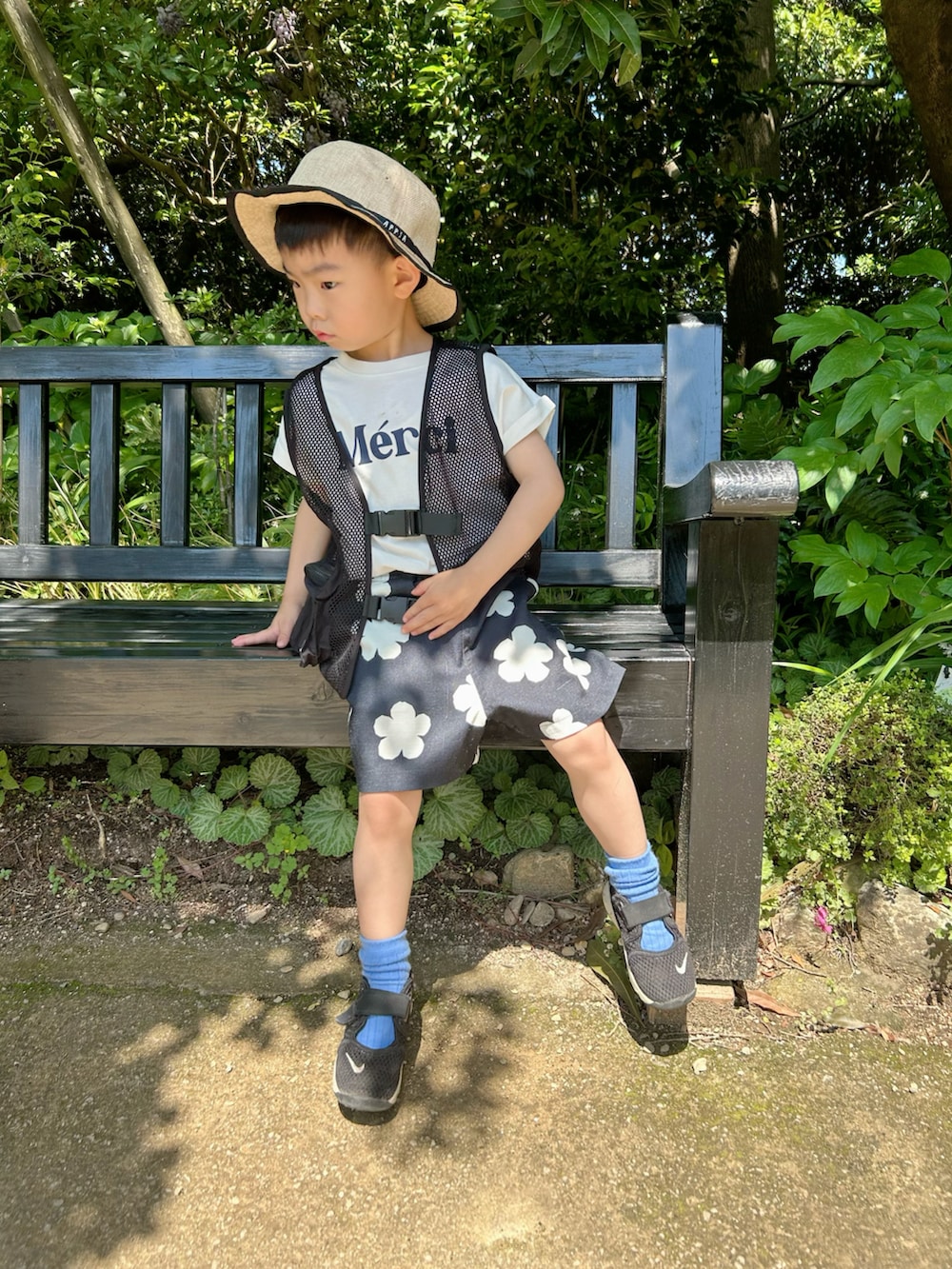 グレー系のTシャツ/カットソー、ホワイト系のTシャツ/カットソー、ホワイト系のその他パンツを着用したキッズの春コーディネートの2枚目の写真