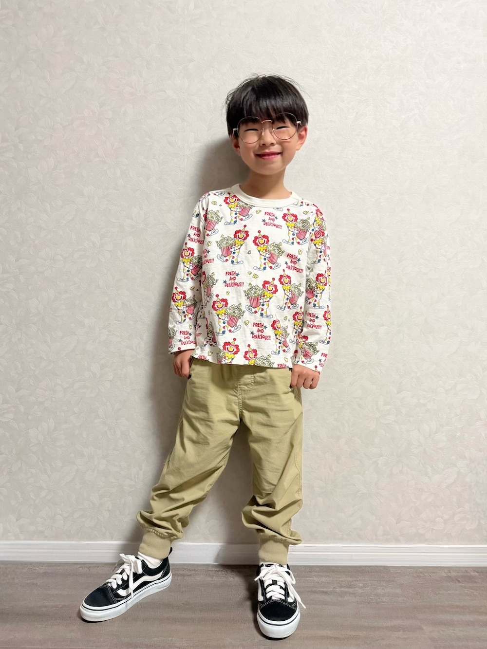 ベージュ系のTシャツ/カットソー、ベージュ系のベスト、ベージュ系のその他パンツを着用したキッズの春コーディネートの4枚目の写真