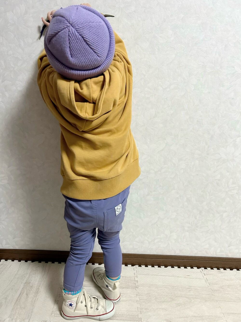 ブルー系のTシャツ/カットソー、イエロー系のパーカー、パープル系のその他パンツを着用したキッズの冬コーディネートの5枚目の写真