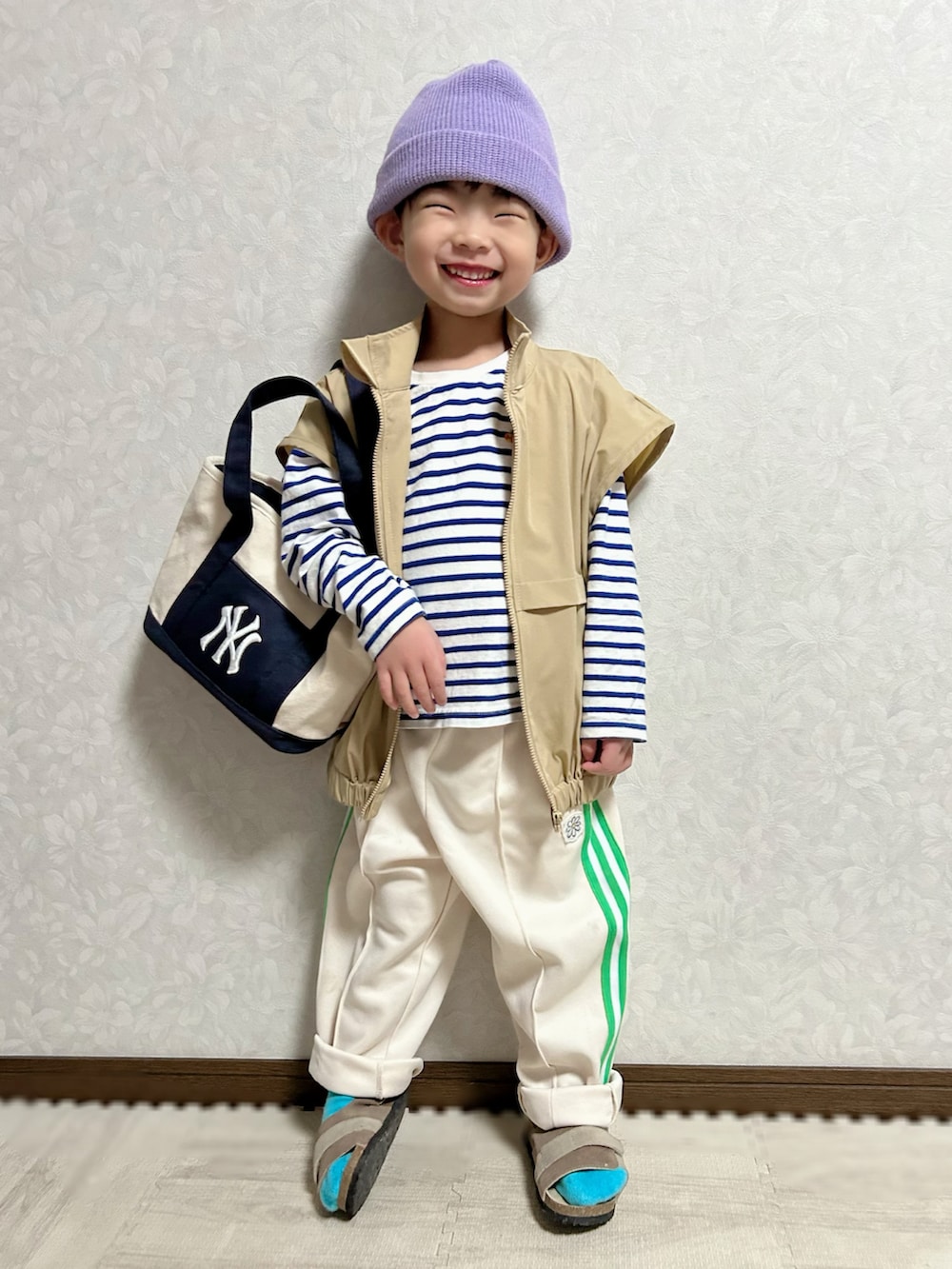 ブルー系のTシャツ/カットソー、ベージュ系のベスト、ホワイト系のその他パンツを着用したキッズの春コーディネートの2枚目の写真