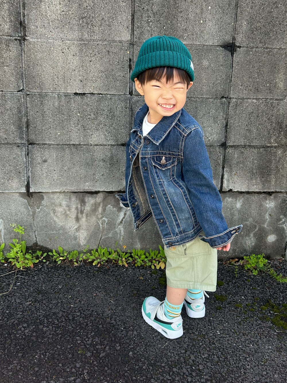 グリーン系のその他パンツ、ホワイト系のTシャツ/カットソー、ホワイト系のスニーカーを着用したキッズの春コーディネートの4枚目の写真