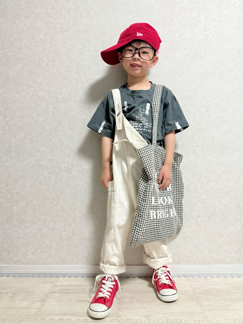 グレー系のTシャツ/カットソー、ホワイト系のサロペット/オーバーオール、ブラック系のトートバッグを着用したキッズの春コーディネートの2枚目の写真