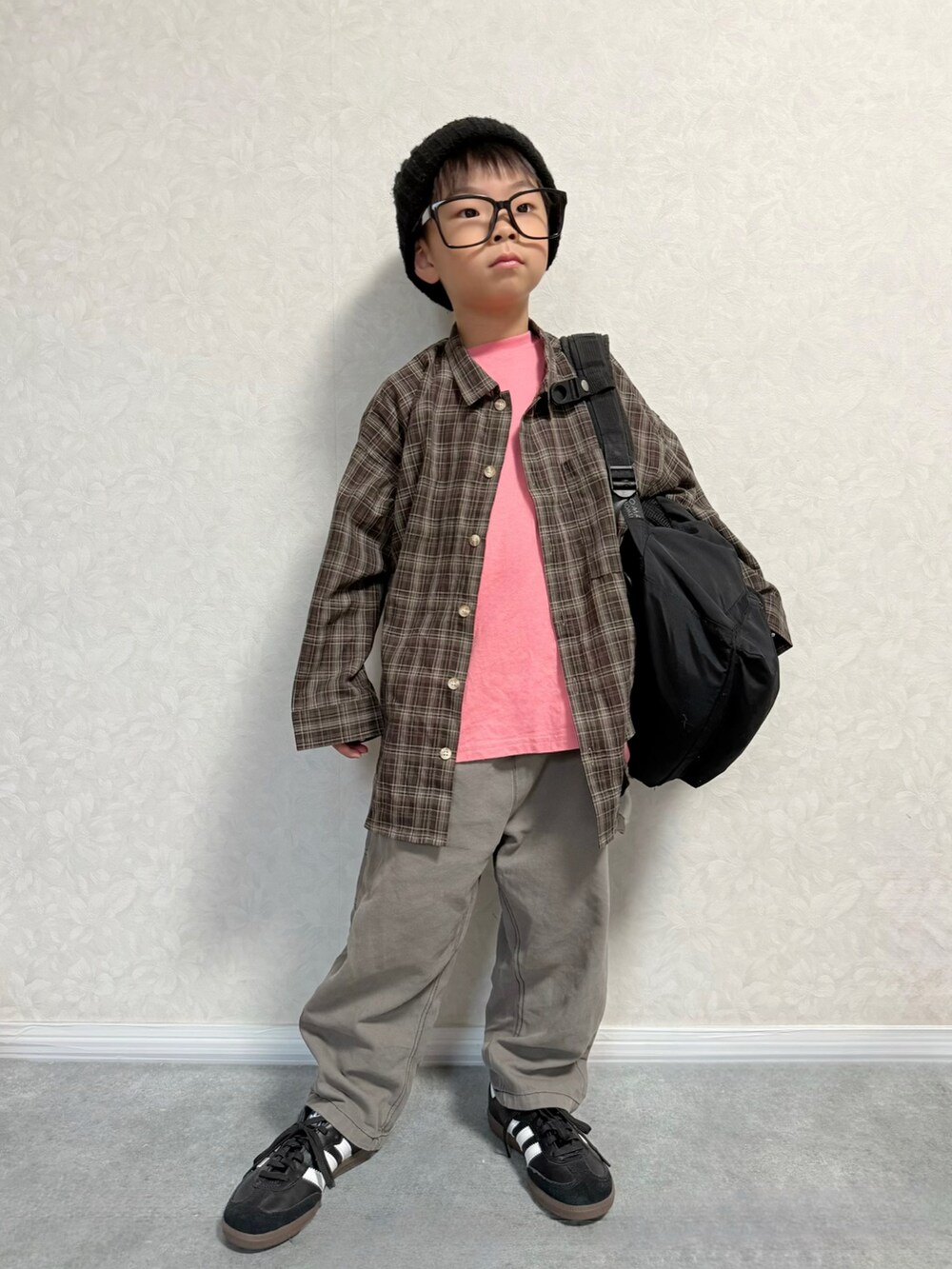 ピンク系のTシャツ/カットソー、グレー系のカーゴパンツ、ブラック系のスニーカーを着用したキッズの秋コーディネートの2枚目の写真