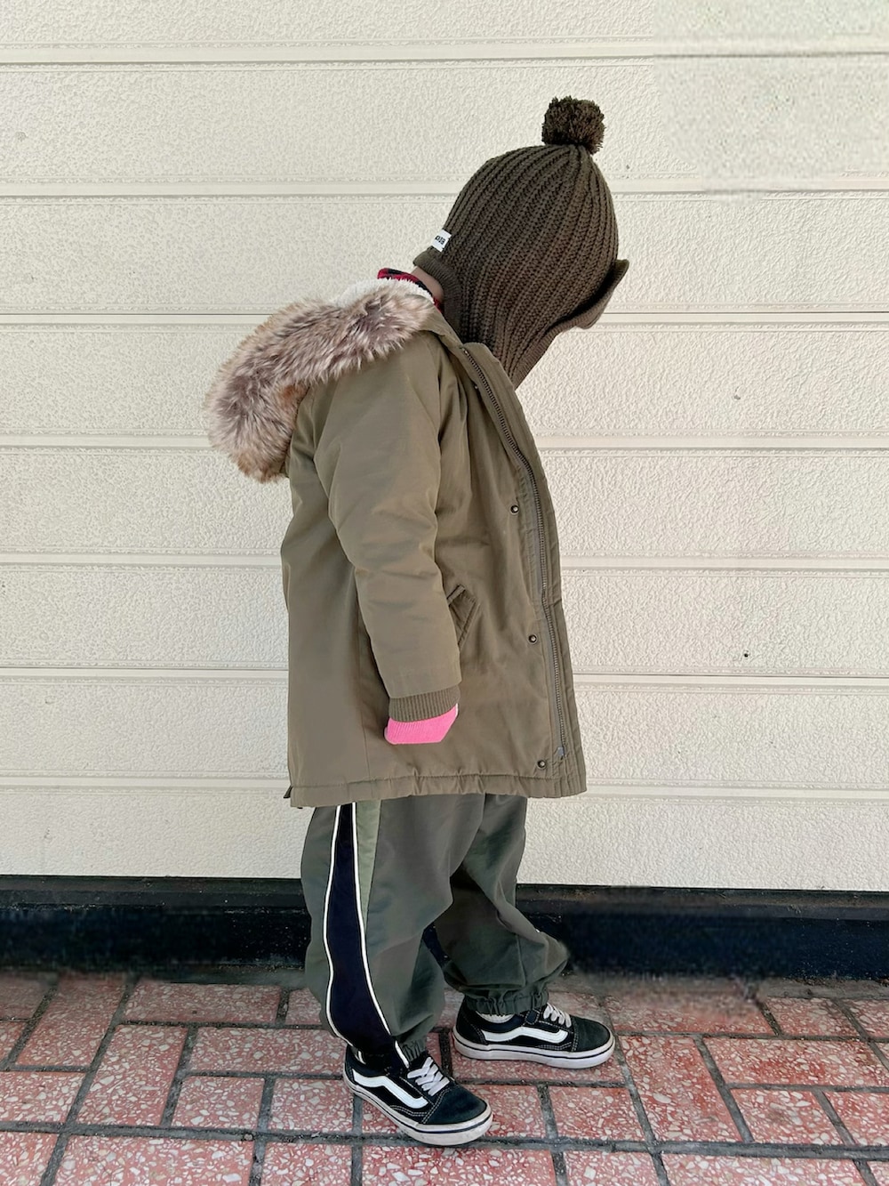 レッド系のシャツ/ブラウス、ピンク系のニット/セーター、グリーン系のモッズコートを着用したキッズの冬コーディネートの3枚目の写真