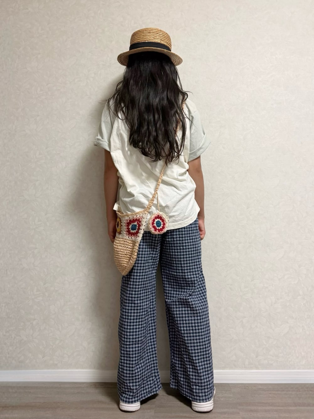 ブルー系のその他パンツ、ブラック系のサンダル、ブルー系のTシャツ/カットソーを着用したキッズの夏コーディネートの2枚目の写真
