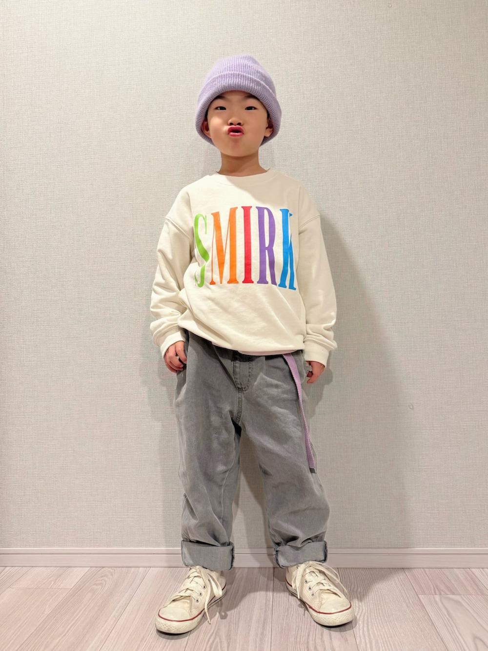 ホワイト系のスウェット、ホワイト系のスニーカー、シルバー系のショルダーバッグを着用したキッズの冬コーディネートの2枚目の写真