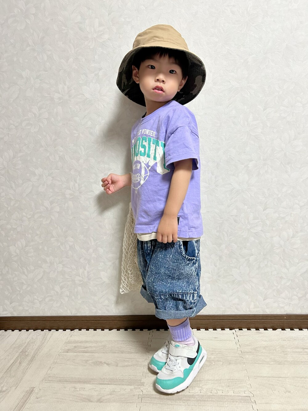 パープル系のTシャツ/カットソー、ベージュ系のタンクトップ、ブルー系のデニムパンツを着用したキッズの夏コーディネートの4枚目の写真