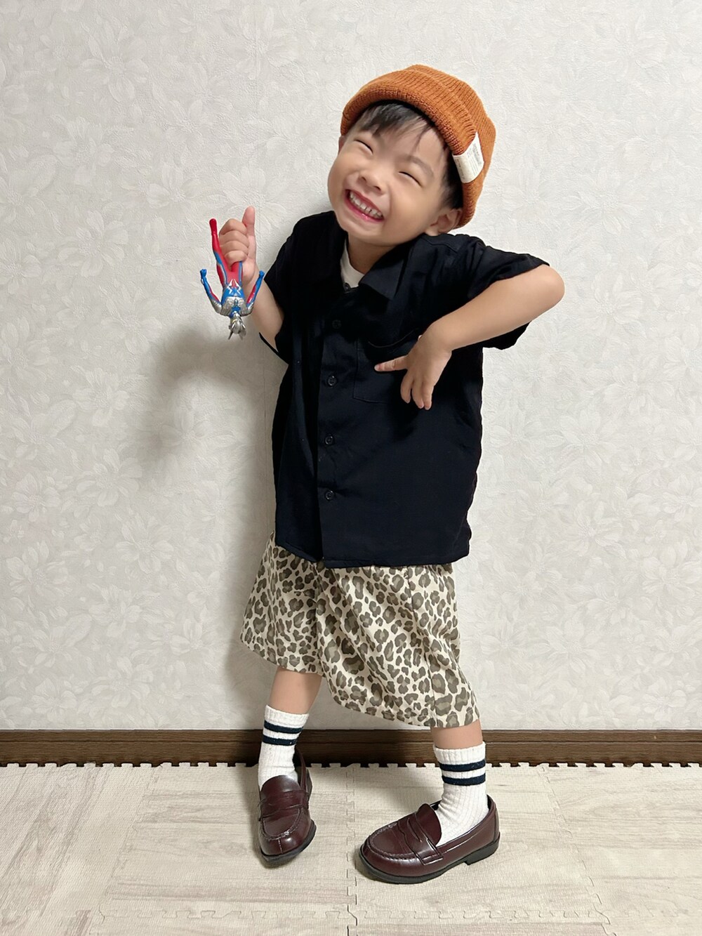 ブラック系のシャツ/ブラウス、ベージュ系のその他パンツ、ブラウン系のローファーを着用したキッズの秋コーディネートの4枚目の写真