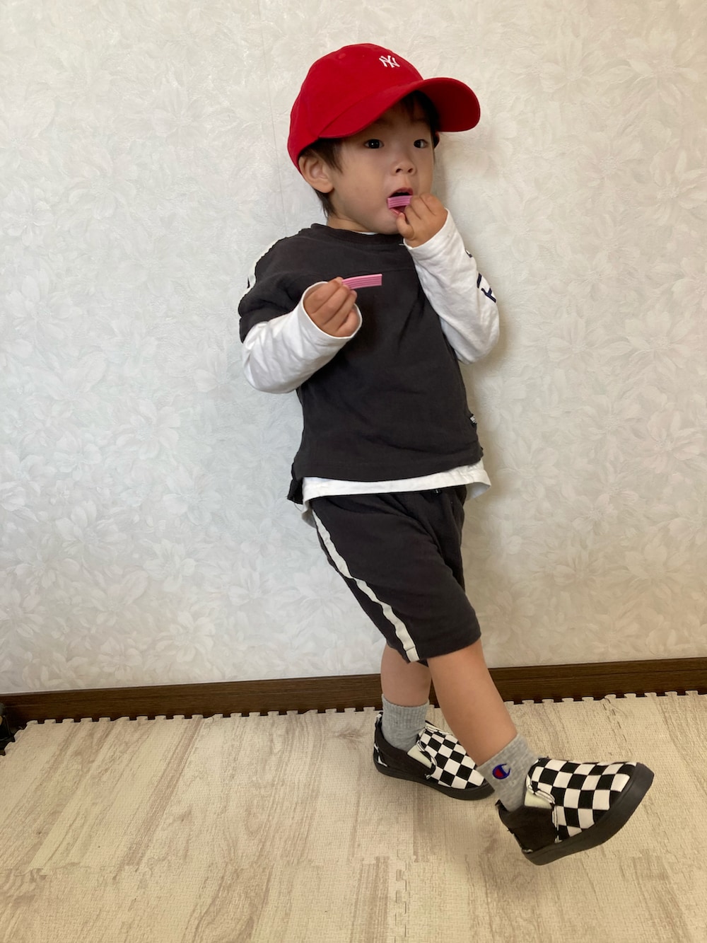 「ごきげんウィーク、ZOZOKIDSDAY、セットアップ、プチプラ、キャップ、カラー×コーデ、ストリートMIX、レイヤードスタイル、アウトドアスタイル、休日スタイル、カラーソックス、カジュアルコーデ、チェッカーフラッグ、モノトーン、スリッポン」|「NEW ERAのNEW ERA/ニューエラ キッズ キャップ 12654223(キャップ、レッド系)」を使った、lenlen23さん(キッズ・90cm)の春コーディネートの2枚目の写真