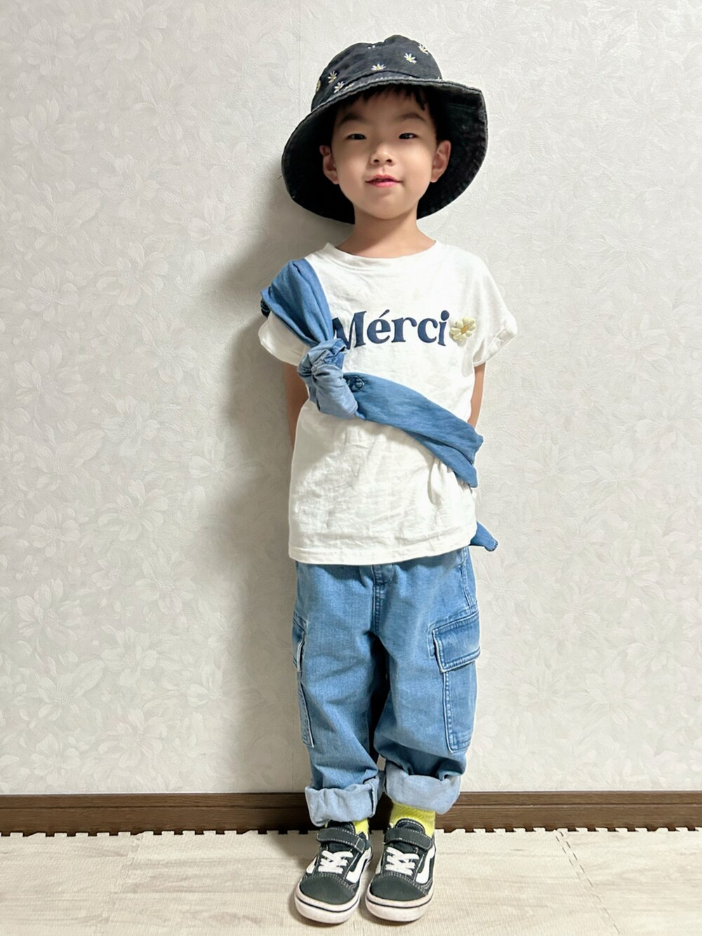 ホワイト系のTシャツ/カットソー、ブルー系のシャツ/ブラウス、ブルー系のデニムパンツを着用したキッズの夏コーディネートの3枚目の写真