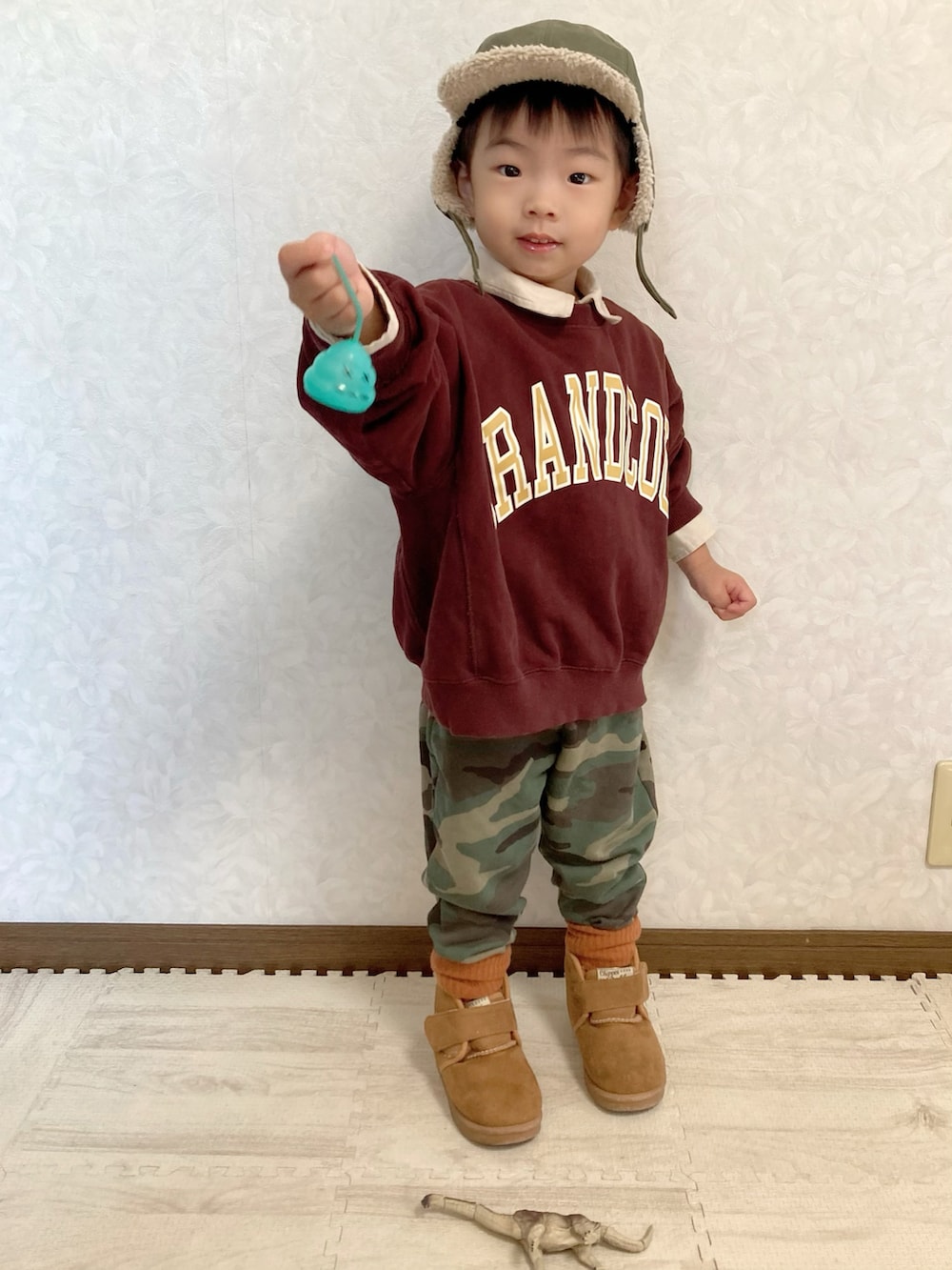 ホワイト系のシャツ/ブラウス、ブラウン系のスウェット、その他のスウェットパンツを着用したキッズの秋コーディネートの3枚目の写真