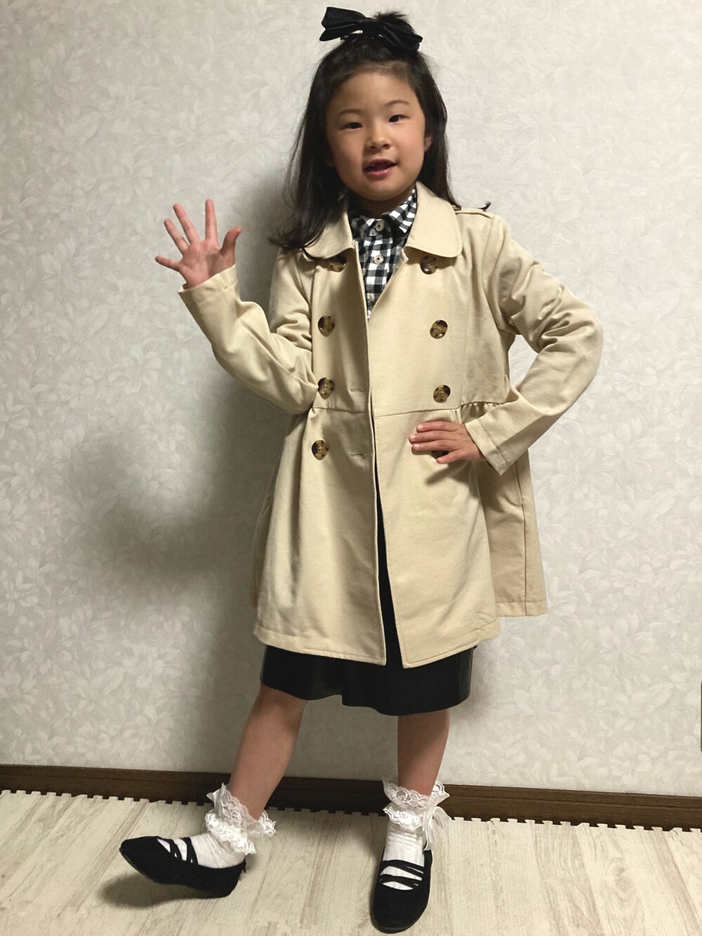 ホワイト系のシャツ/ブラウス、ブラック系のスカート、ブラック系のバレエシューズを着用したキッズの春コーディネートの3枚目の写真