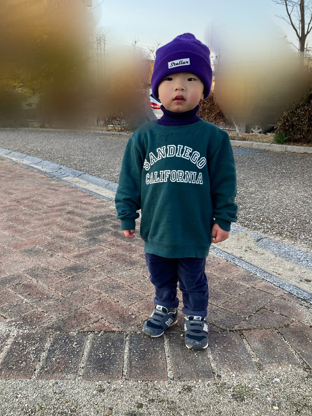 ブルー系のニット/セーター、グリーン系のスウェット、ブルー系のパンツを着用したキッズの冬コーディネートの2枚目の写真