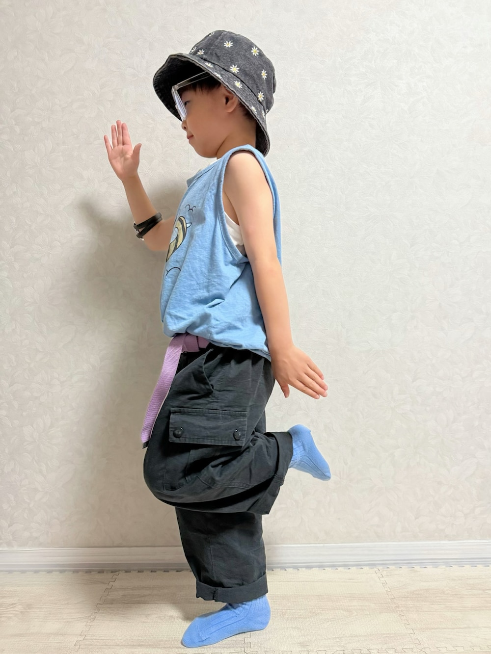 「やっぱり帽子が好き、韓国子供服、カーゴパンツ、タンクトップ、レイヤードスタイル、夏コーデ、バケットハット、お出かけコーデ、休日スタイル、めがね、きれいめカジュアル、カジュアルコーデ、プチプラ、ショルダーバッグ、ストリート」｜「SHEINの3-8歳用 51-54cm 668円 黄色のデイジー刺繍が施された子供用サンハット、カジュアルでビンテージスタイル（ハット、ブラック系）」を使った、lenlen23さん（キッズ・110cm）の春コーディネートの4枚目の写真