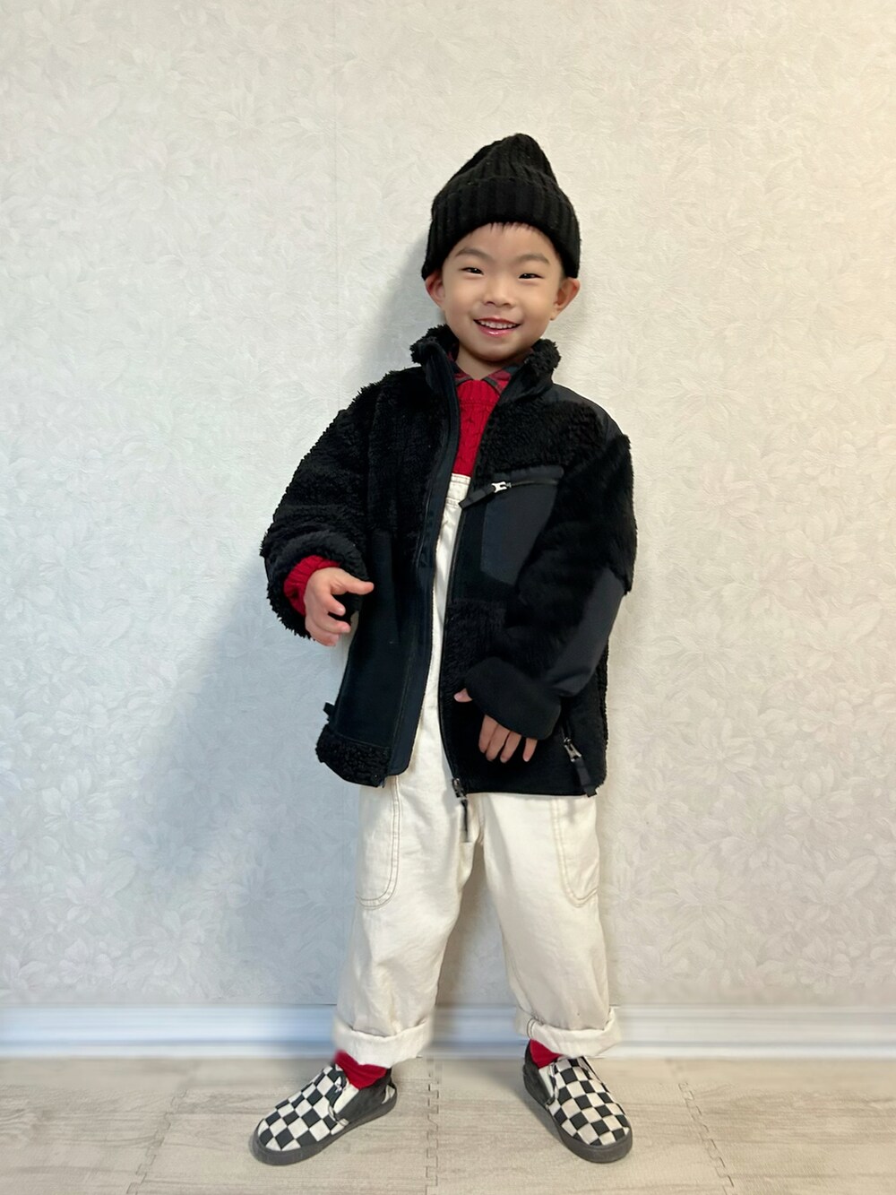 レッド系のシャツ/ブラウス、レッド系のニット/セーター、ホワイト系のサロペット/オーバーオールを着用したキッズの冬コーディネートの3枚目の写真