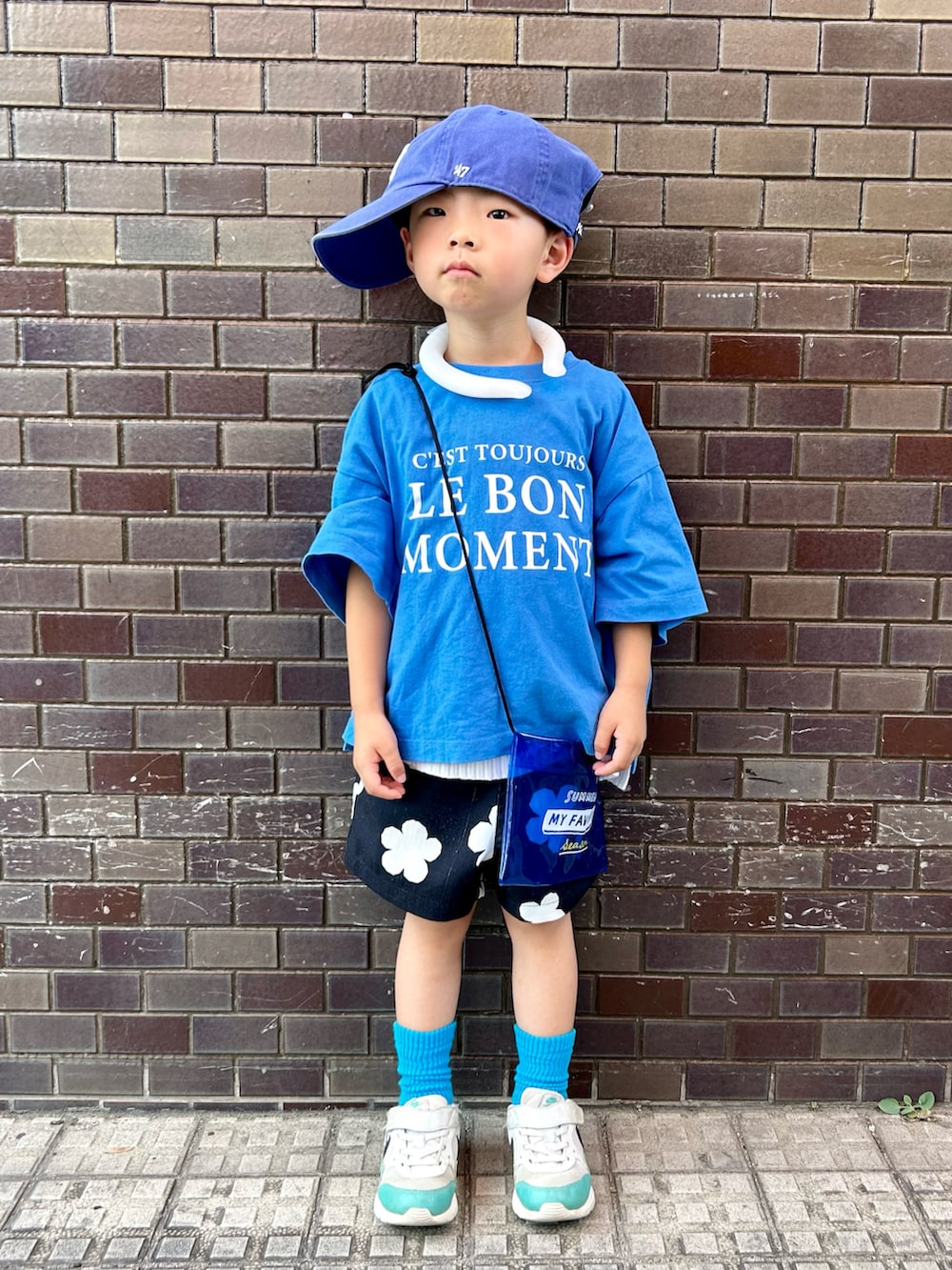 ブルー系のTシャツ/カットソー、ホワイト系のニット/セーター、ブラック系のその他パンツを着用したキッズの夏コーディネートの2枚目の写真