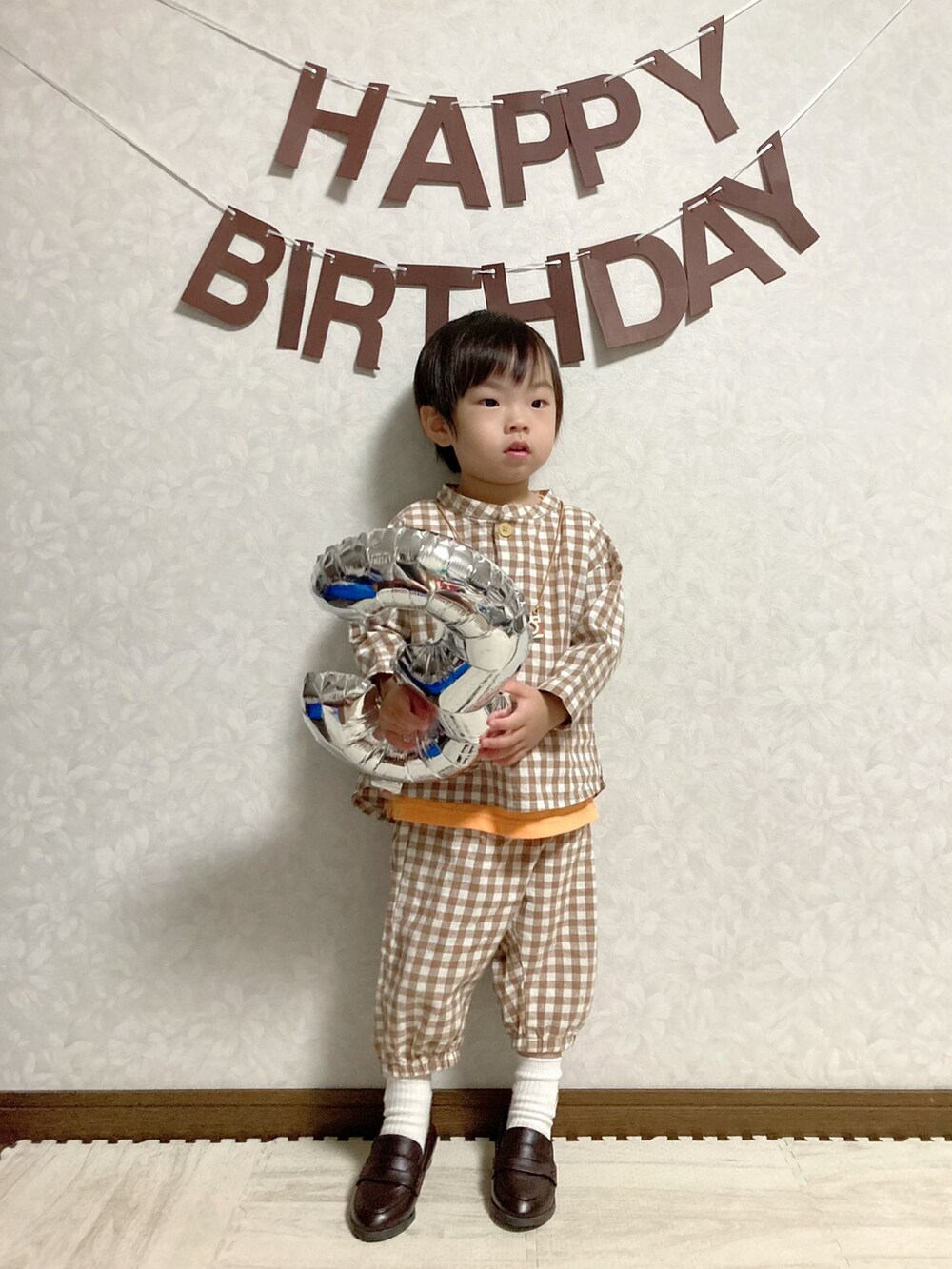 ブラウン系のローファー、オレンジ系のタンクトップ、ブラウン系のセットアップを着用したキッズの秋コーディネートの2枚目の写真