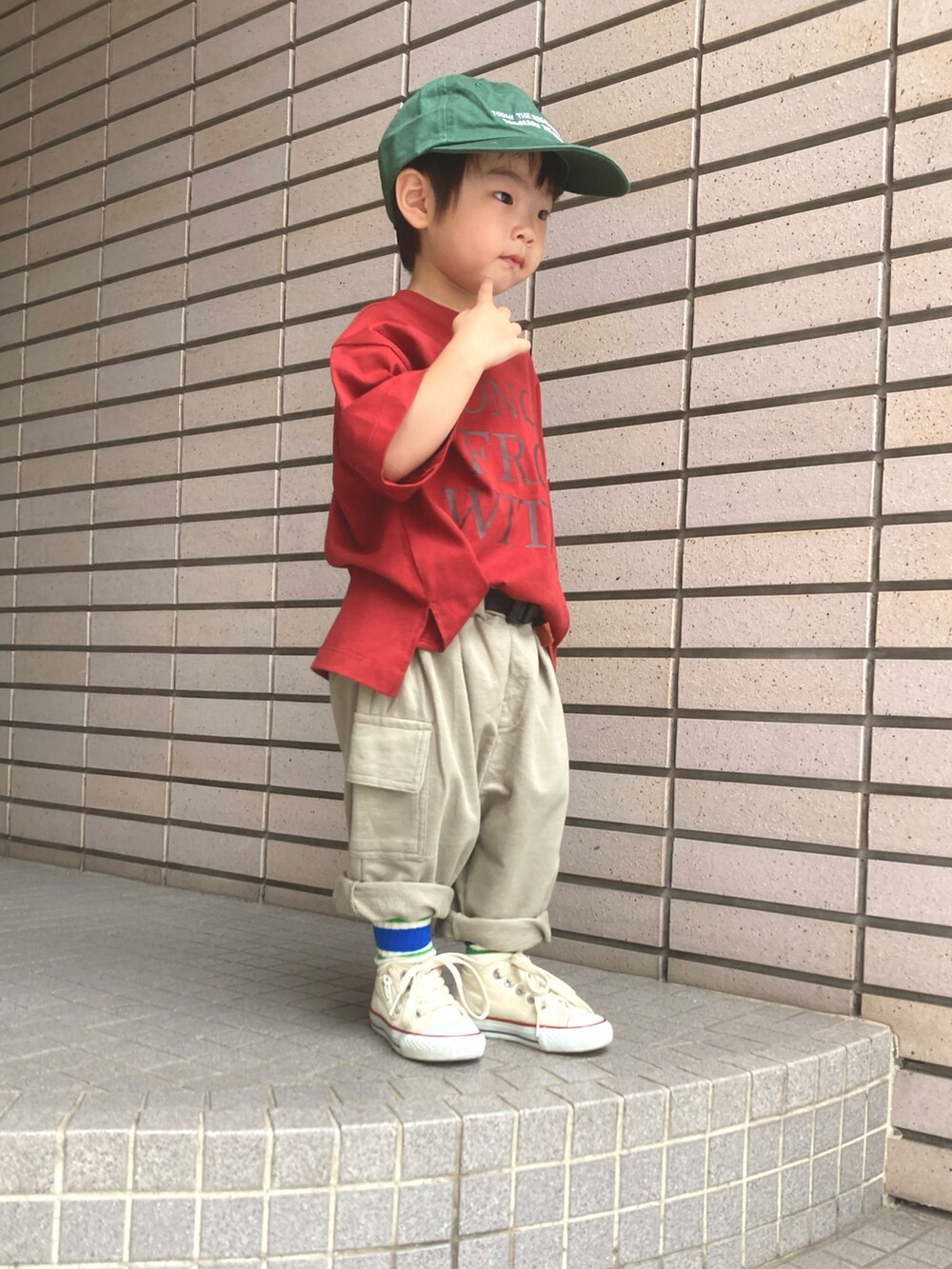 レッド系のTシャツ/カットソー、グリーン系のスウェットパンツ、グリーン系のキャップを着用したキッズの夏コーディネートの3枚目の写真