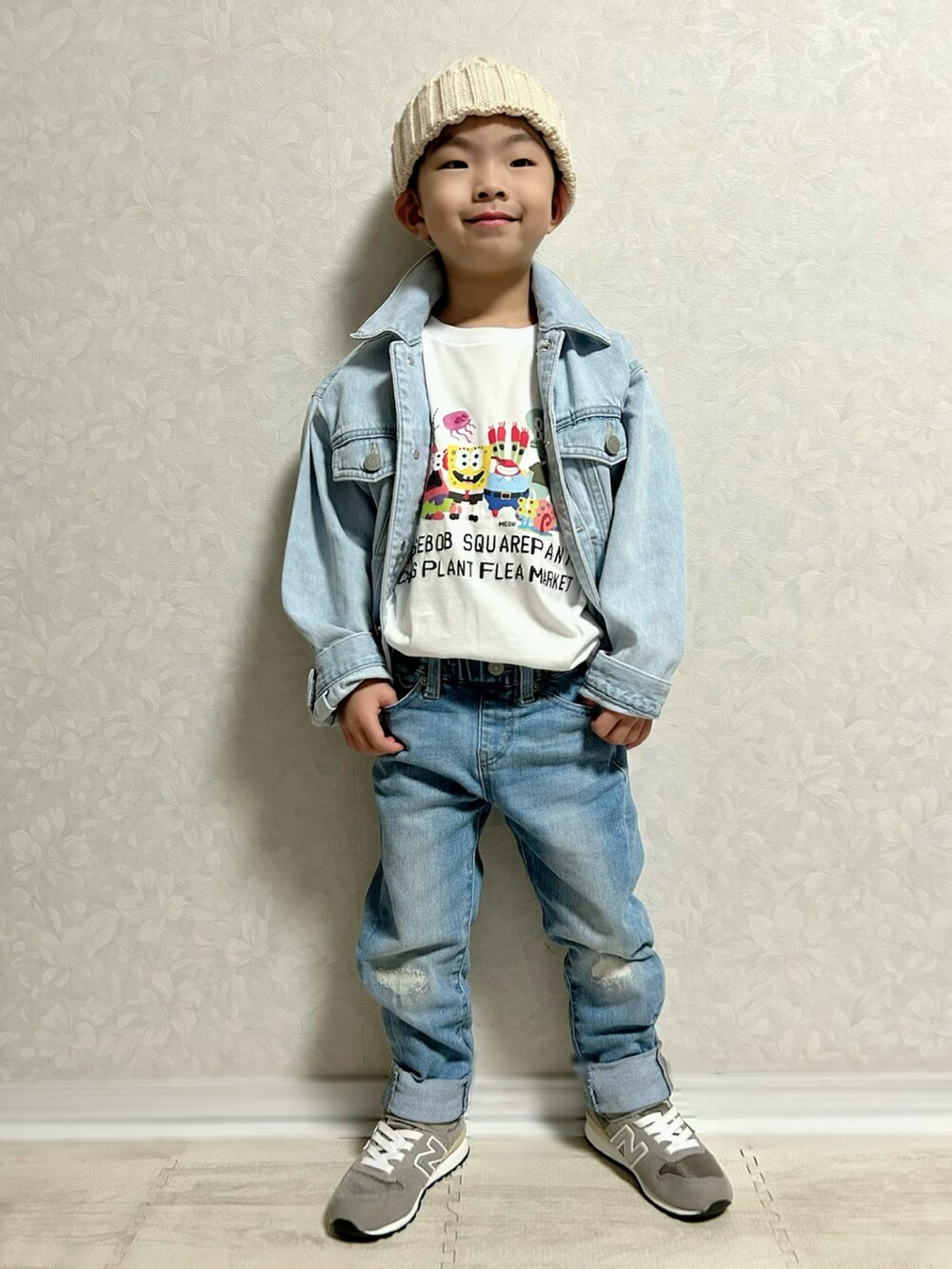 イエロー系のシャツ/ブラウス、ブルー系のデニムジャケット、ホワイト系のTシャツ/カットソーを着用したキッズの冬コーディネートの2枚目の写真