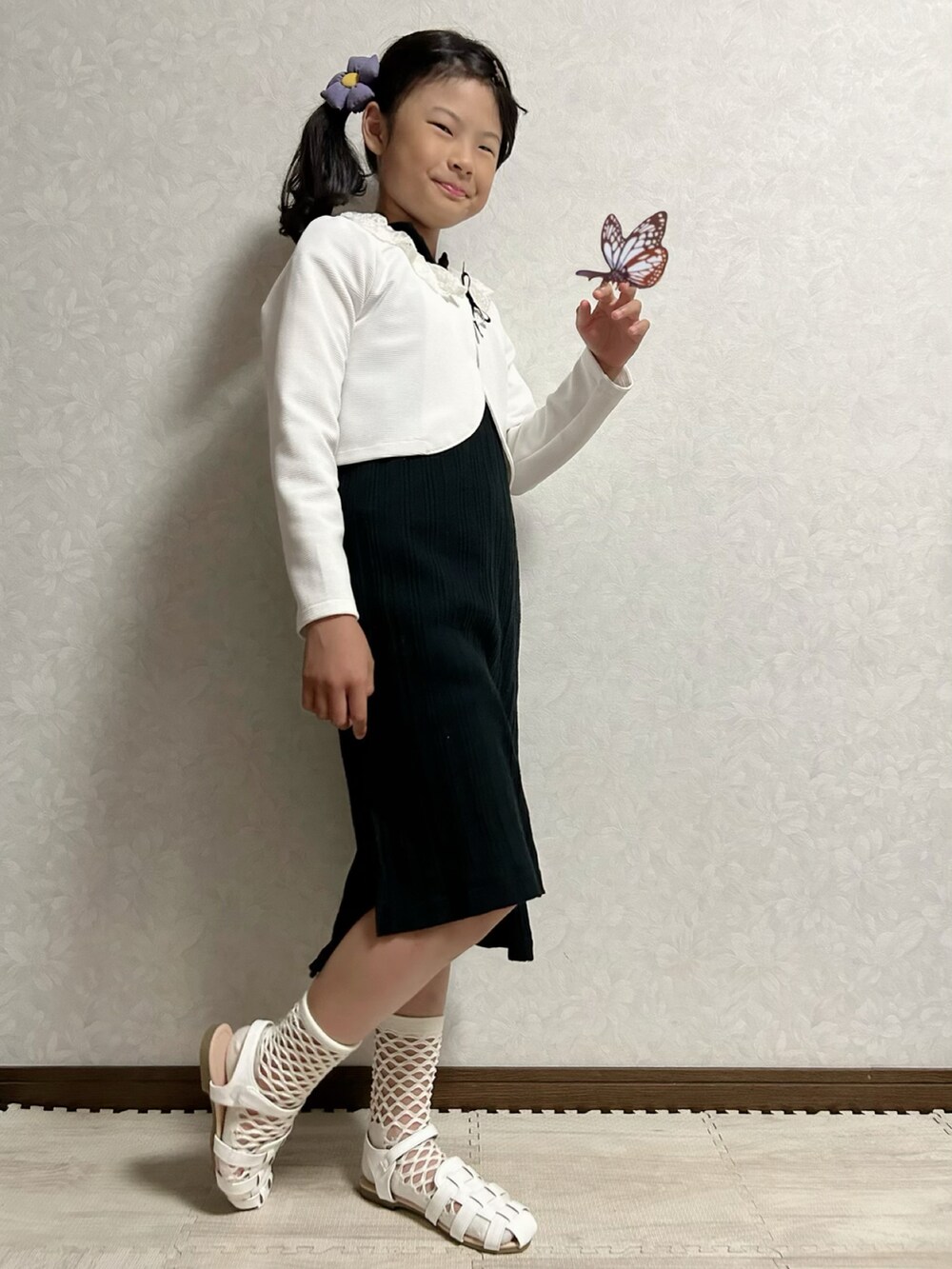 ブラック系のワンピース、グレー系のワンピース、ホワイト系のワンピースを着用したキッズの春コーディネートの3枚目の写真